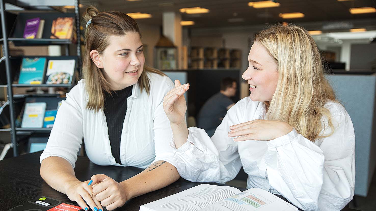 To sosu-studerende på skole